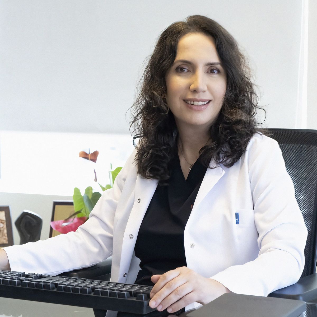 Prof. Dr. Ayşenur Meriç Hafız çalışma masasında